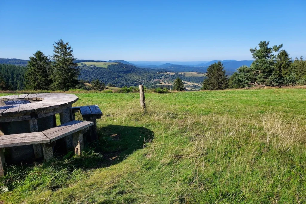une table pique-nique en bois avec la vue sur les paysages vosgiens de la vallée de la bruche
