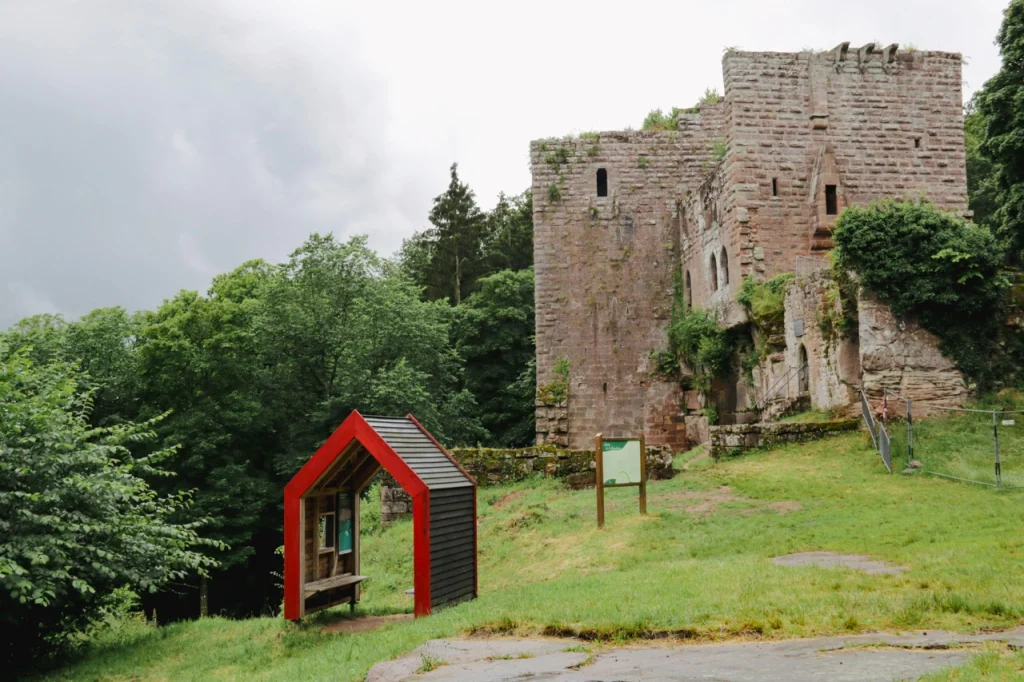 un abri et un château fort en ruines