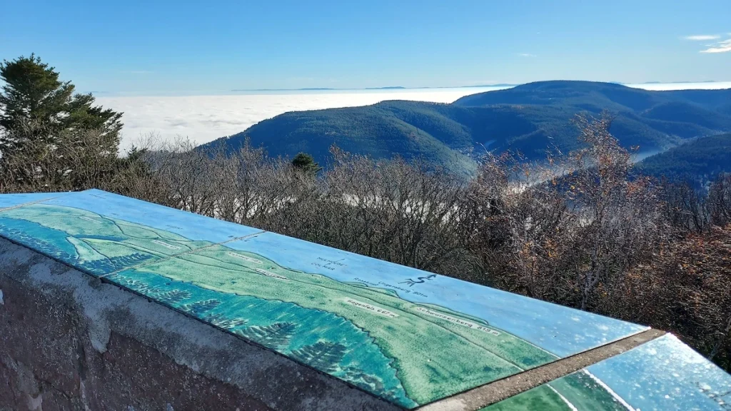 vue depuis le Heidenkopf sur le massif du Mont Sainte-Odile et la mer de nuages