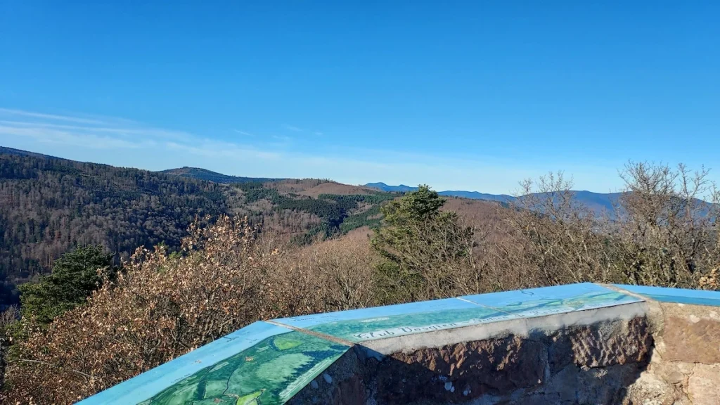 Vue sur les sommets vosgiens dont le Donon et le Petit Donon depuis la tour et la table d'orientation du Heidenkopf