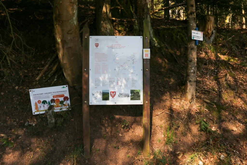 panneau de départ du sentier de randonnée vers le château de Salm