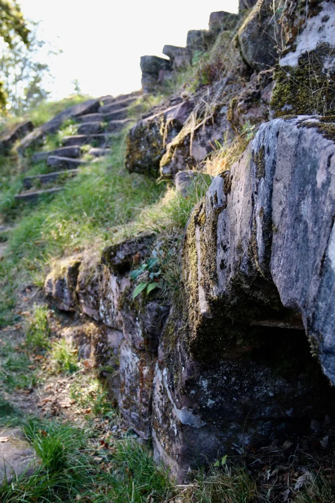 quelques pierres taillées en forme d'un arc