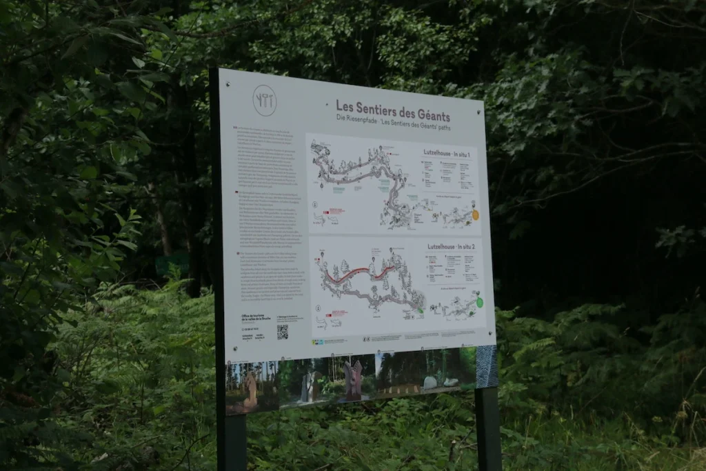 un grand panneau avec les informations et les tracés des sentiers des sculptures In Situ à Lutzelhouse