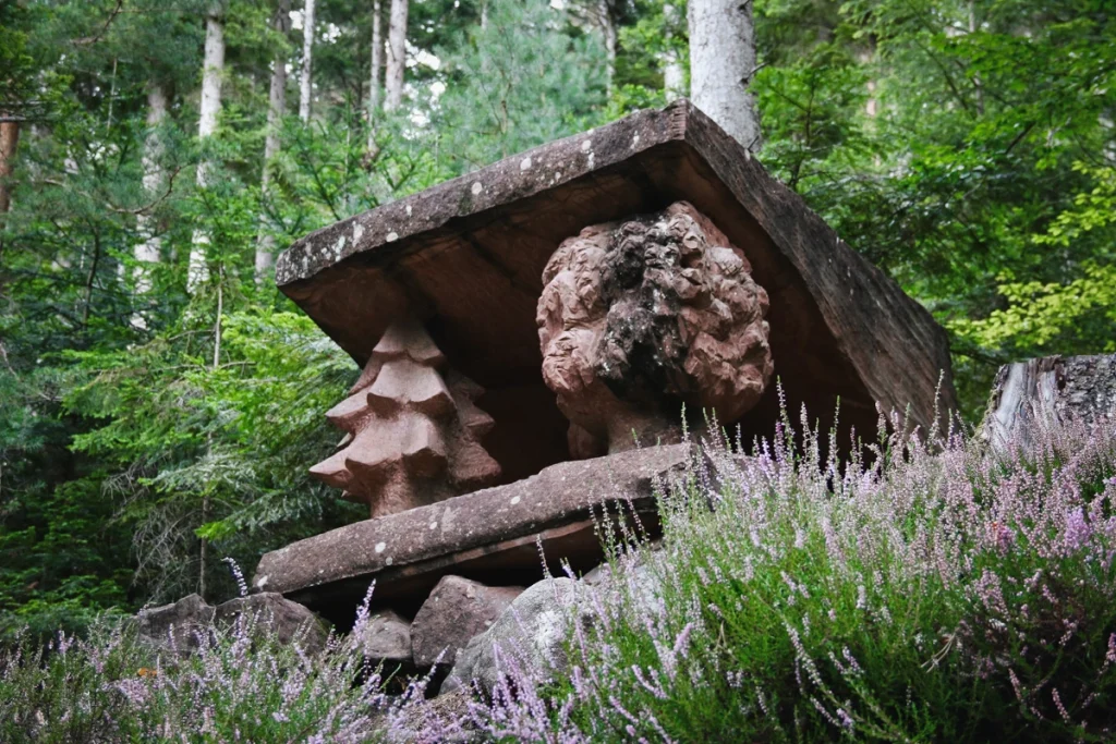 Sculpture en grès rose « Le Royaume du Laboureur », œuvre monumentale visible en pleine forêt sur le sentier des Géants du Nideck, entre Wangenbourg et le Donon (Vosges).