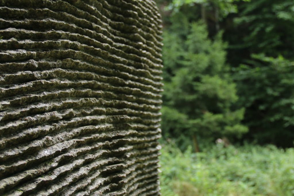 détail sur la sculpture Menhir dont la surface est ciselée