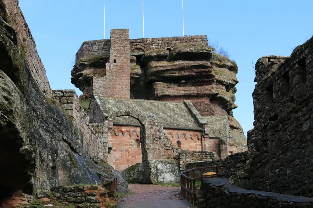 Dans la cour du château du Haut-Barr à Saverne