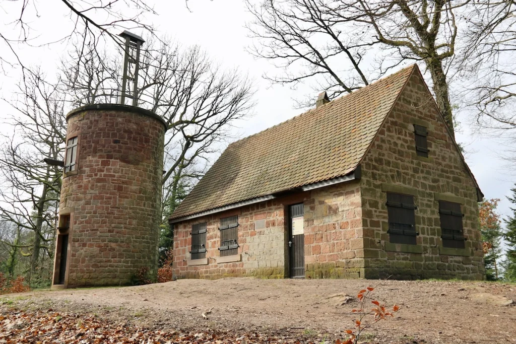vue sur le bâtiment de l'ancien télégraphe Chappe avec sa tour